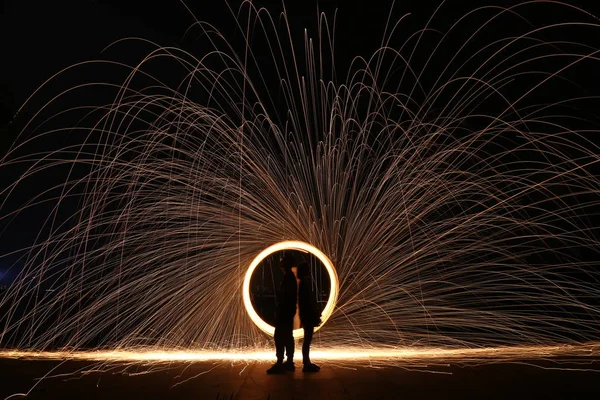 Hombre Con Vestido Negro Con Una Antorcha — Foto de Stock