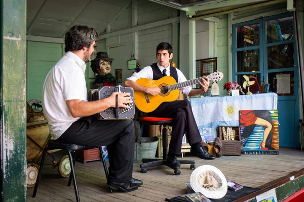 Grupo Personas Tocando Guitarra Habitación — Foto de Stock