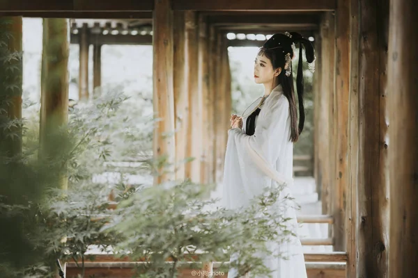 Beautiful Young Bride Posing Outdoors — Stock Photo, Image