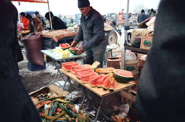 Los Trabajadores Preparan Para Venta Mercado — Foto de Stock