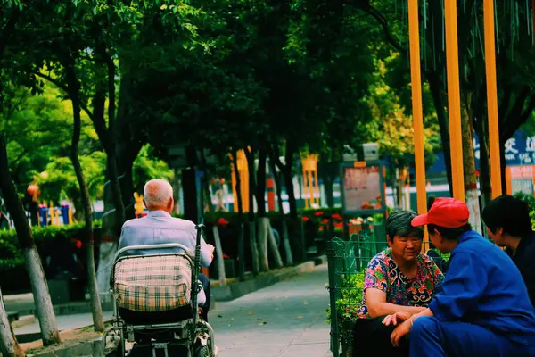 Padre Hijo Caminando Parque — Foto de Stock