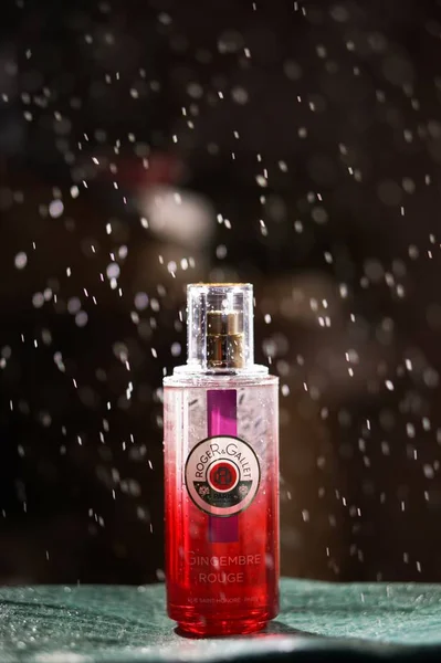 Frasco Perfume Sobre Mesa — Foto de Stock