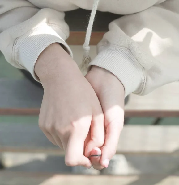 Primer Plano Una Joven Con Vestido Blanco Con Una Venda — Foto de Stock