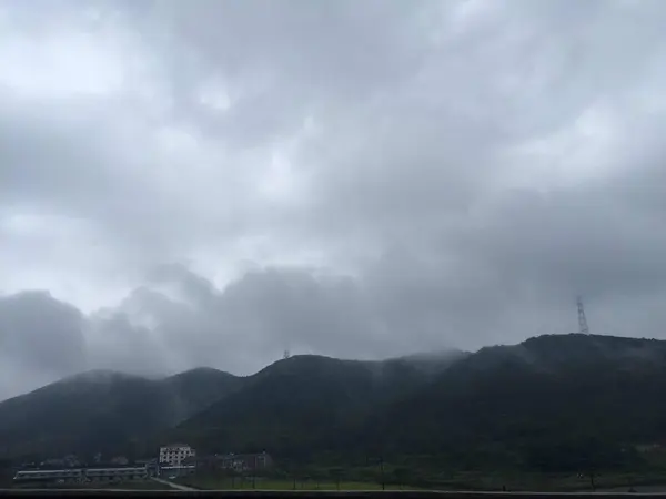 Nubes Blancas Negras Las Montañas — Foto de Stock