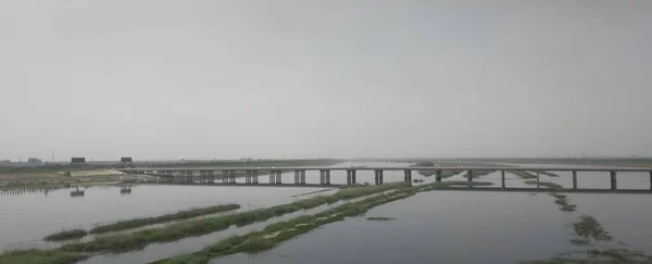 Puente Sobre Río Niebla — Foto de Stock