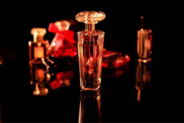 Frascos Perfume Sobre Fondo Negro — Foto de Stock