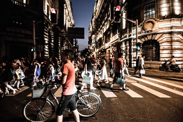 Gente Montando Ciudad — Foto de Stock