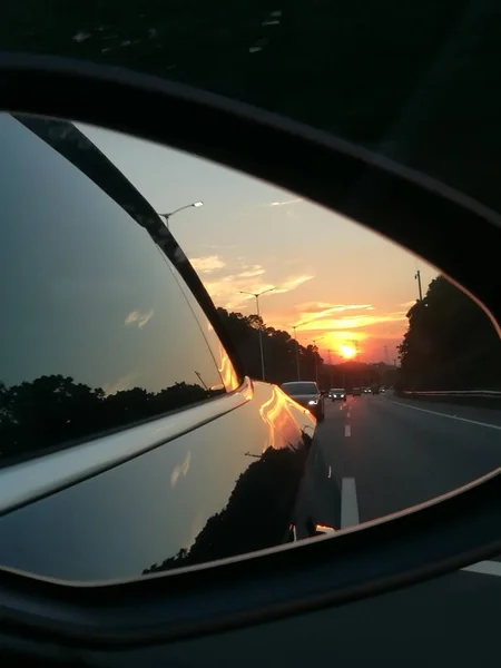 道路を走る車は — ストック写真