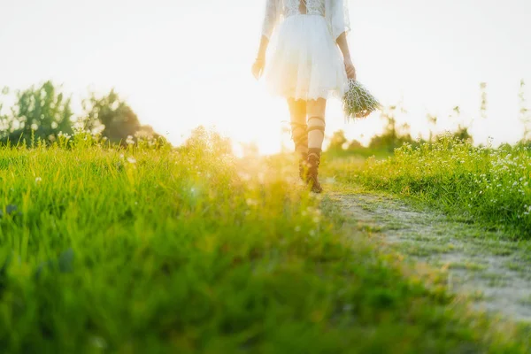 Klein Meisje Een Jurk Wandelen Het Park — Stockfoto