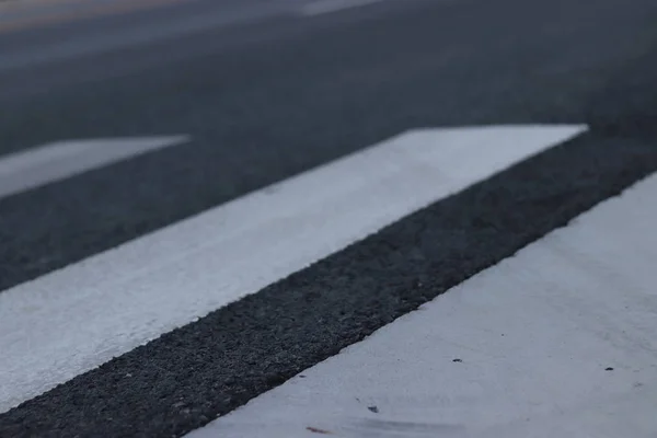 黒と白の線でアスファルト道路 — ストック写真