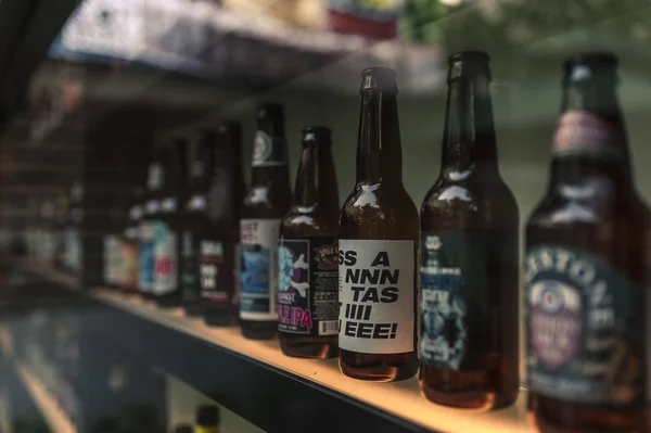 Бутылки Пива Подряд Прилавке Магазине — стоковое фото