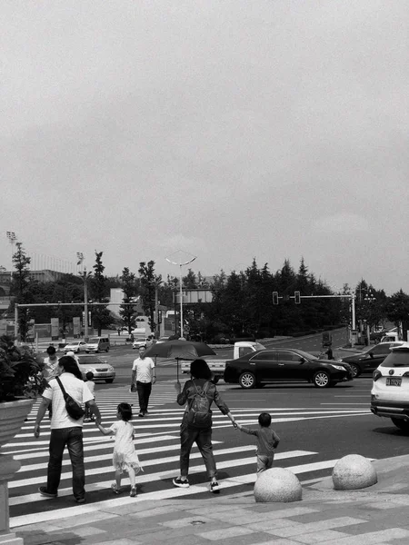 Hombre Una Mujer Caminando Por Ciudad — Foto de Stock