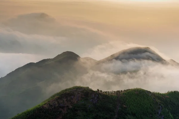 Горный Пейзаж Туманом Облаками — стоковое фото