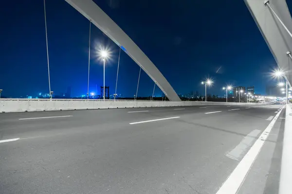 Автомагистраль Городе Ночью — стоковое фото