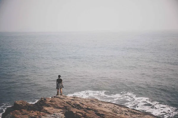 Hombre Pie Sobre Roca Mirando Mar — Foto de Stock