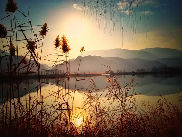 湖中美丽的落日 — 图库照片