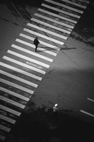 Foto Blanco Negro Hombre Caminando Por Ciudad — Foto de Stock