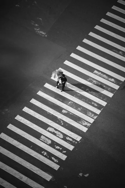 Hombre Con Traje Negro Caminando Por Carretera — Foto de Stock