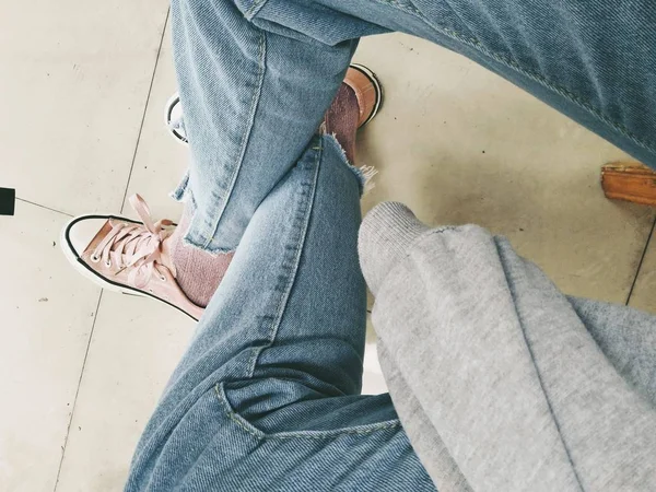 Primer Plano Piernas Mujer Con Zapatos — Foto de Stock