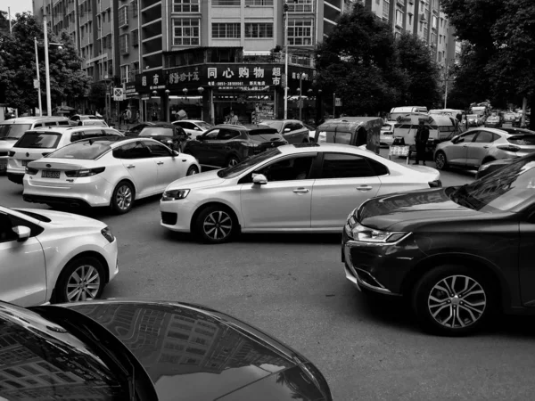 Coche Blanco Negro Estacionado Carretera — Foto de Stock