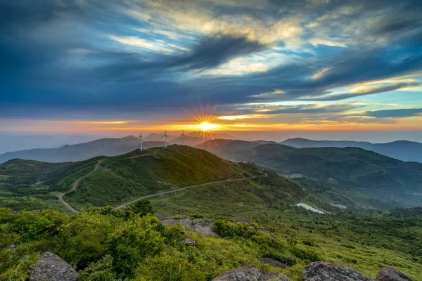 Dağlarda Güzel Bir Gün Batımı — Stok fotoğraf