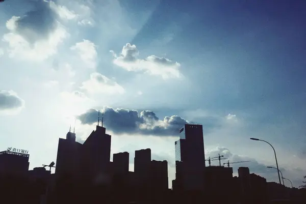 Silueta Una Ciudad Con Cielo Tormentoso — Foto de Stock