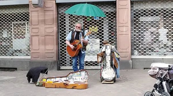 Mujer Joven Con Una Guitarra Calle — Foto de Stock