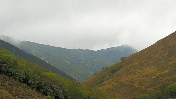 Paisaje Montaña Con Hierba Verde Nubes — Foto de Stock