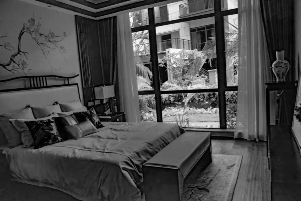 ベッド付きのモダンなベッドルームのインテリア — ストック写真