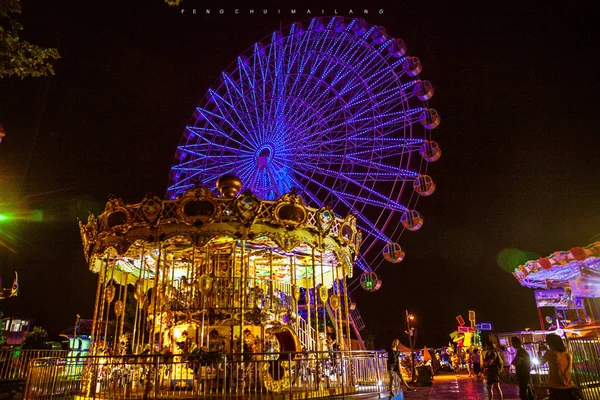 Ferris Körhintázik Vidámparkban — Stock Fotó