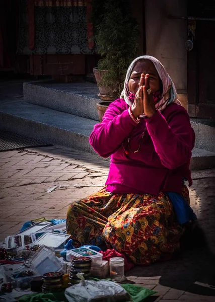 Mujer Joven Vestido Rosa Con Una Bufanda Calle — Foto de Stock