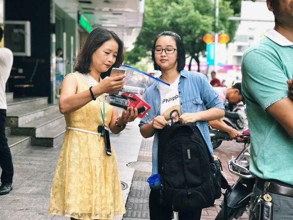 Turistas Asiáticos Con Mapa Cámara Ciudad — Foto de Stock