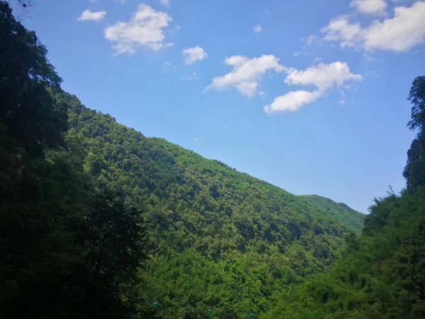 Paisaje Montaña Con Hierba Verde Cielo Azul — Foto de Stock