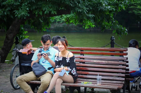 Familia Asiática Con Teléfono Inteligente Parque — Foto de Stock