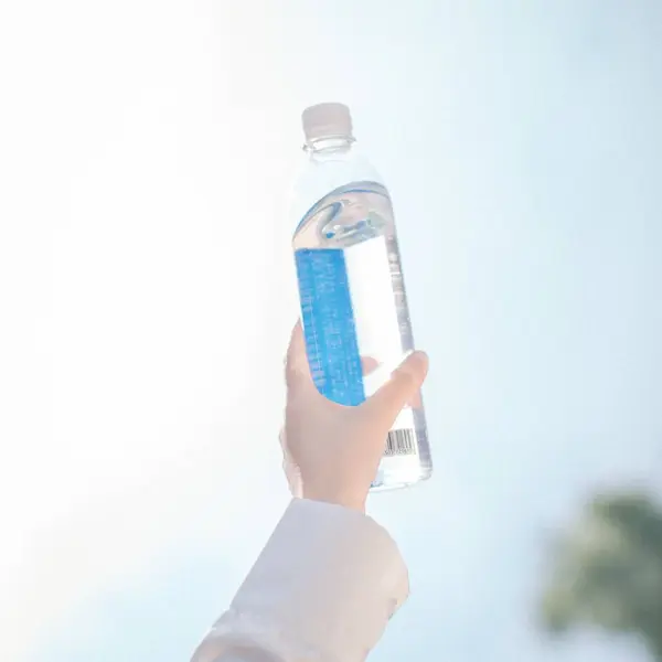 Mujer Joven Sosteniendo Botella Agua Playa — Foto de Stock