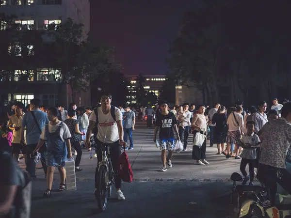 Gente Montando Ciudad — Foto de Stock