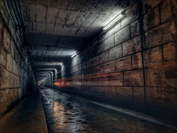 Jord Tunnel Med Ett Stort Fönster — Stockfoto