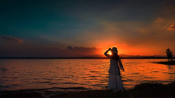 Silueta Una Mujer Vestido Playa — Foto de Stock