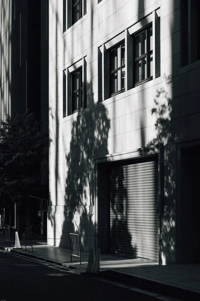 black and white photo of a modern building in the city