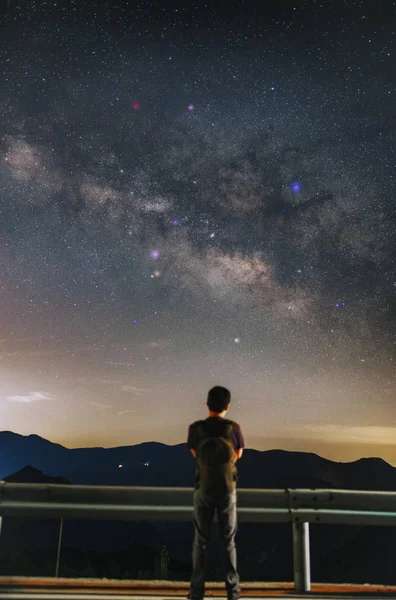 Silhouette Uomo Piedi Sul Tetto Della Lattea — Foto Stock