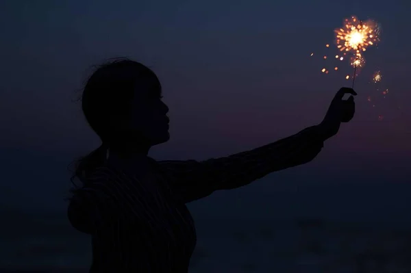 Mujer Joven Con Una Luz Bengala Noche — Foto de Stock