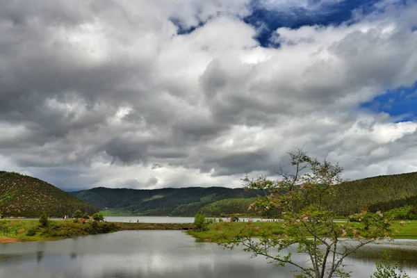 Hermoso Paisaje Con Lago Nubes — Foto de Stock