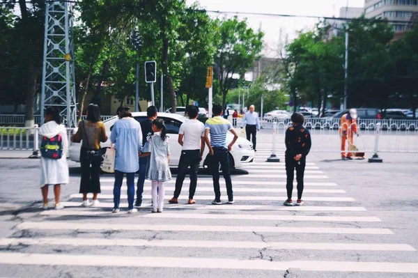 Gente Caminando Por Ciudad — Foto de Stock