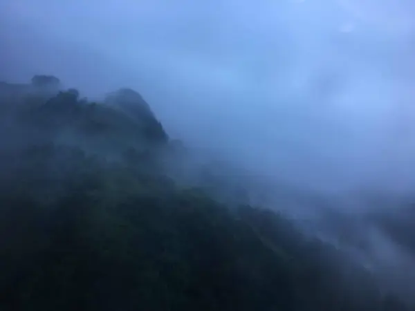 Paisaje Montaña Con Niebla Nubes — Foto de Stock