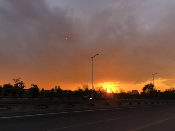 Liikenne Kaupungissa Auringonlaskun Aikaan — kuvapankkivalokuva