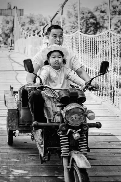 Padre Hijo Montando Scooter Parque — Foto de Stock