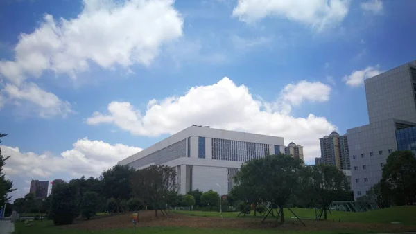 Edificio Moderno Parque — Foto de Stock