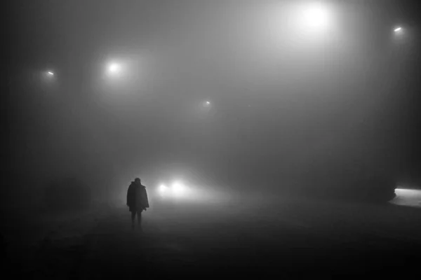 Silhouette Homme Dans Une Nuit Noire — Photo