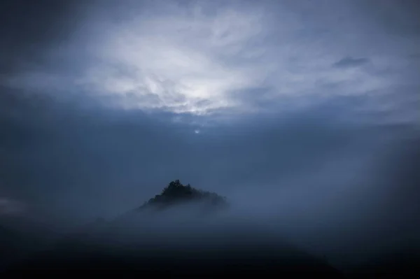 Nuvole Drammatiche Nella Nebbia — Foto Stock