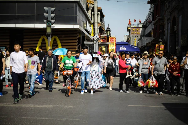 Multitud Gente Ciudad — Foto de Stock